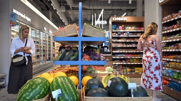 Покупатели в магазине Яндекс Лавка в Москве.  - Sputnik Тоҷикистон