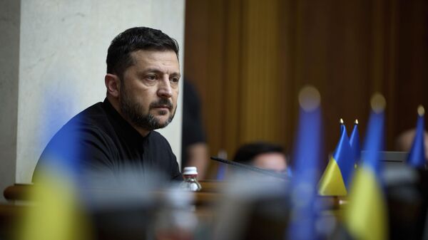 Владимир Зеленский принимает участие в заседании парламента в Киеве, Украина,17 июля 2025 года. - Sputnik Таджикистан