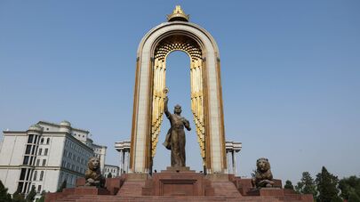 Статуя Исмоила Сомони в центре Душанбе