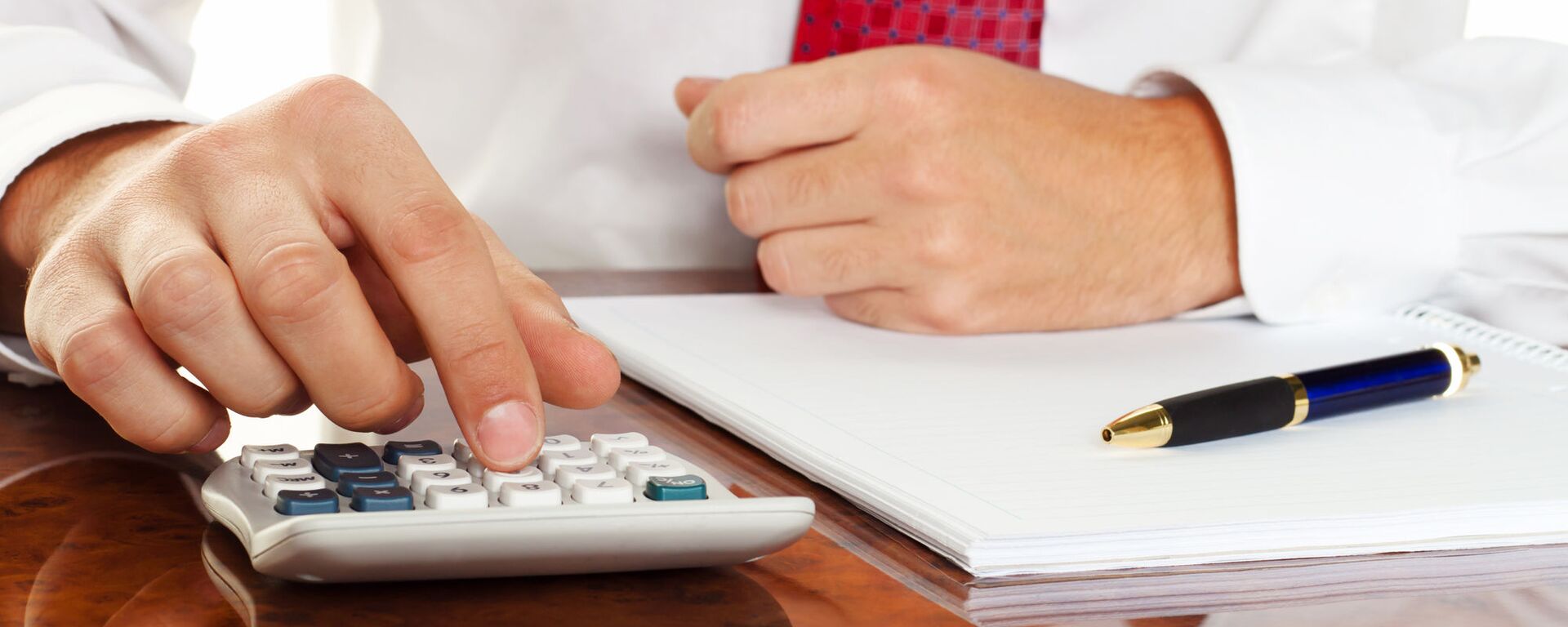 Менеджер с калькулятором  - Sputnik Тоҷикистон, 1920, 11.08.2025