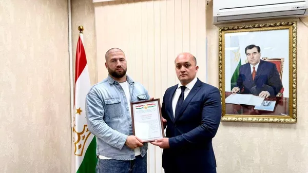 Мақомоти Тоҷикистон панҷ шаҳрванде, ки як оиларо аз ғарқшавӣ дар вилояти Маскави Русия наҷот доданд, қадрдонӣ кард - Sputnik Тоҷикистон
