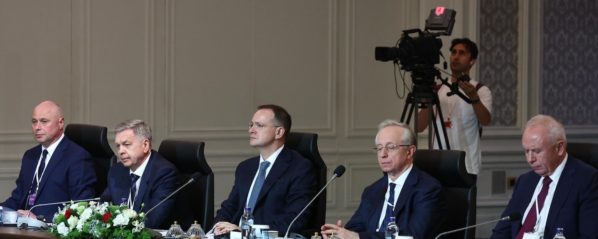 Российская делегация во дворце Чираган в Стамбуле во время третьего раунда переговоров России и Украины - Sputnik Таджикистан, 1920, 24.07.2025
