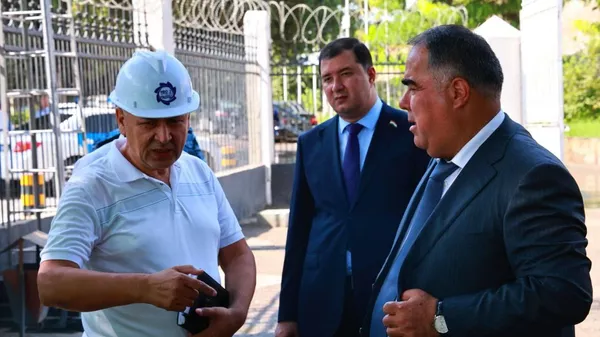 Председатель Согдийской области ознакомился с ходом модернизации Кайраккумской ГЭС - Sputnik Тоҷикистон