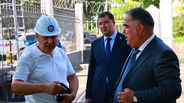 Председатель Согдийской области ознакомился с ходом модернизации Кайраккумской ГЭС - Sputnik Тоҷикистон