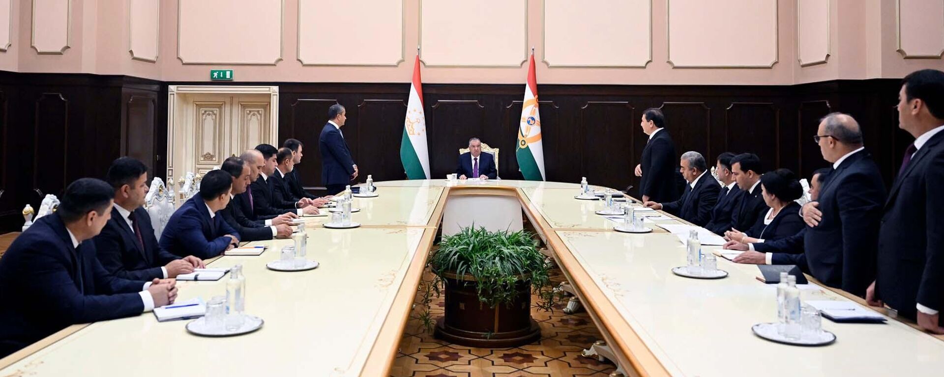 Президент Таджикистана Эмомали Рахмон провел совещание по кадровым вопросам  - Sputnik Тоҷикистон, 1920, 25.07.2025