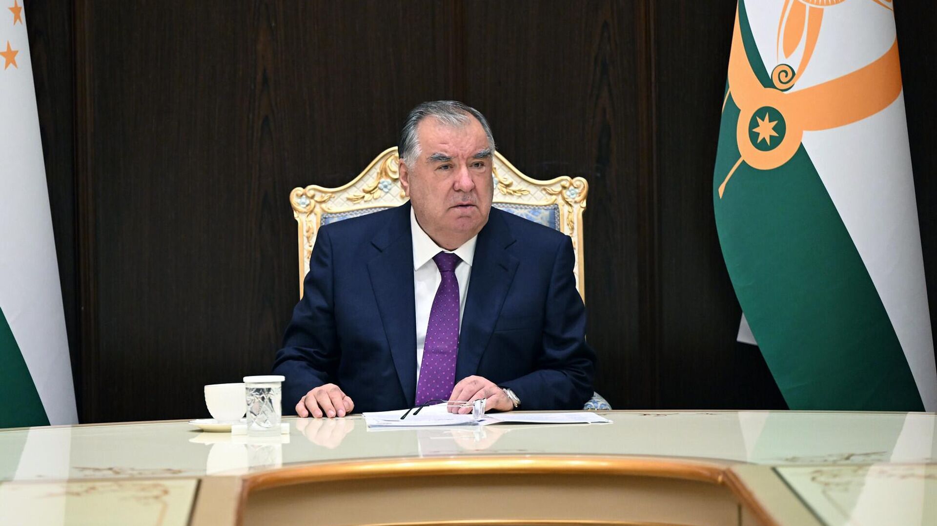 Президент Таджикистана Эмомали Рахмон провел совещание по кадровым вопросам Президент Таджикистана Эмомали Рахмон провел совещание по кадровым вопросам - Sputnik Таджикистан, 1920, 26.07.2025