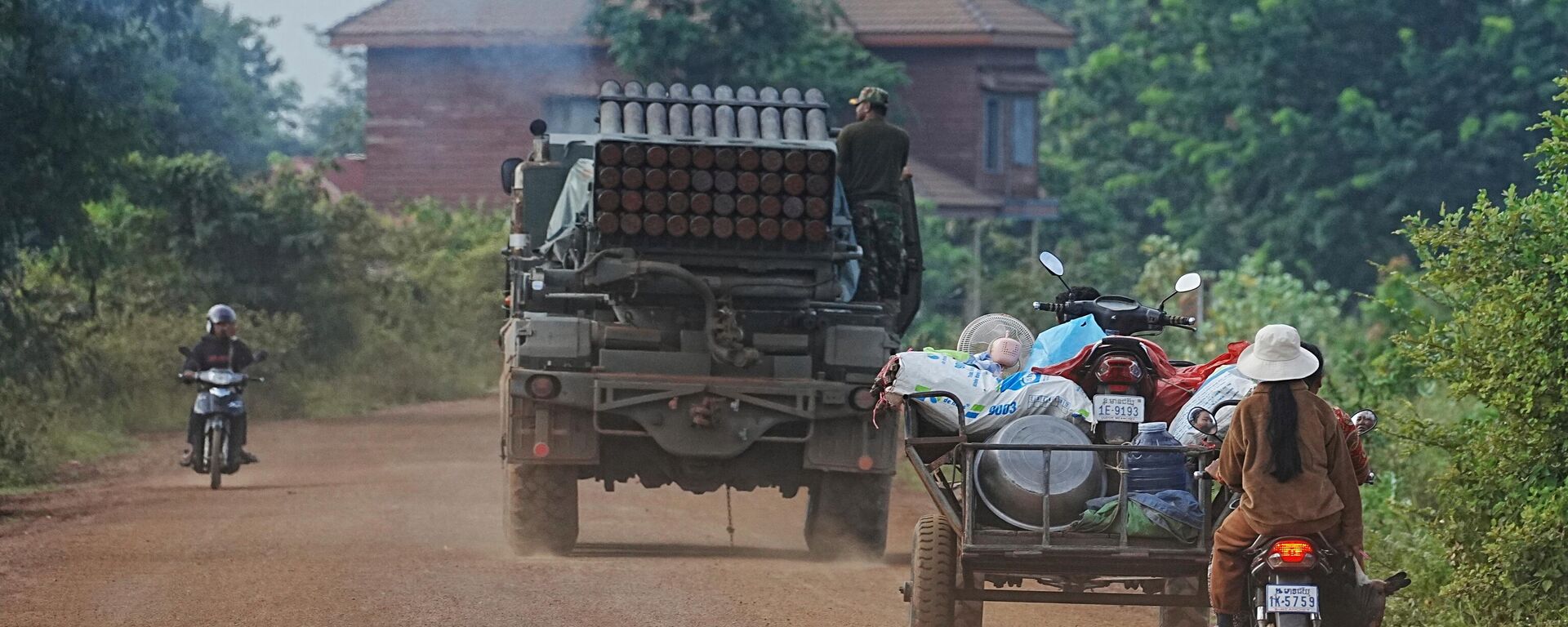 Камбоджийцы эвакуируются из-за эскалации пограничного конфликта между Таиландом и Камбоджей - Sputnik Таджикистан, 1920, 08.12.2025