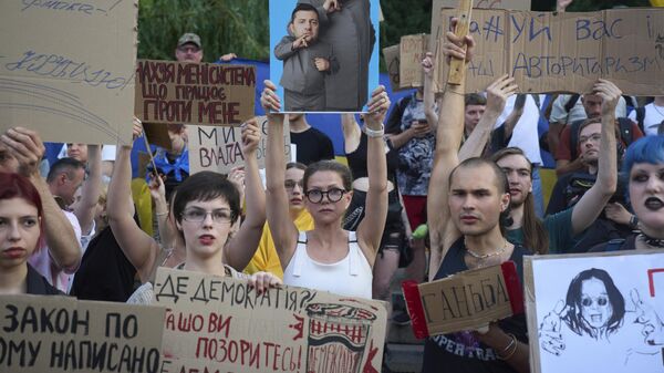 Демонстранты протестуют против нового законопроекта, предложенного президентом Владимиром Зеленским, который восстанавливает независимость антикоррупционных органов страны, в Киеве, 24 июля 2025 года - Sputnik Таджикистан