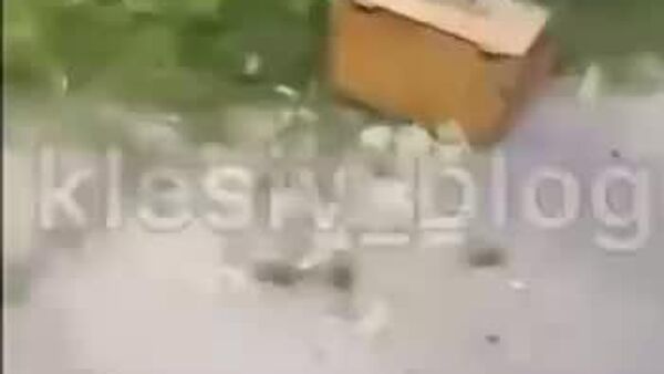 Дар вилояти Ровненски Украина комиссари низомӣ барои супоридани даъватнома пеши роҳи ронандаи мотосиклро гирифт - Sputnik Тоҷикистон