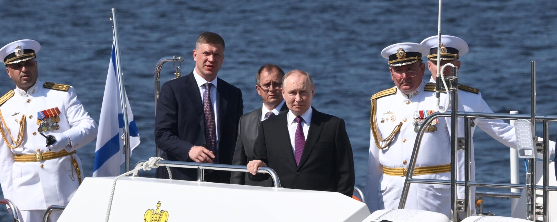  Президент РФ, верховный главнокомандующий ВС РФ Владимир Путин на патрульном катере Раптор в Санкт-Петербурге в День Военно-морского флота - Sputnik Таджикистан, 1920, 27.07.2025