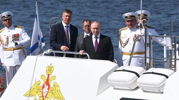  Президент РФ, верховный главнокомандующий ВС РФ Владимир Путин на патрульном катере Раптор в Санкт-Петербурге в День Военно-морского флота - Sputnik Таджикистан