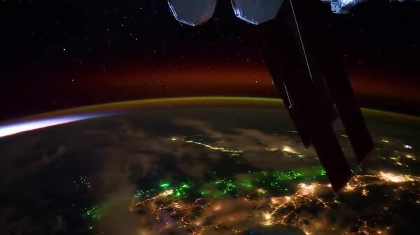 Кайҳоннаварди NASA Ҷонни Ким сайёраи Заминро дар ҳаракат аз истгоҳи байналмилалии кайҳонӣ ба навор гирифтааст - Sputnik Тоҷикистон