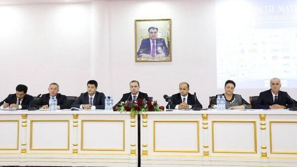 Зарплаты преподавателей Кулябского университета увеличатся на 10%, сообщил ректор Мунир Сафарзода на пресс-конференции - Sputnik Таджикистан