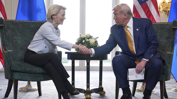 Президент США Дональд Трамп и председатель Европейской комиссии Урсула фон дер Ляйен пожимают руки после заключения торгового соглашения на поле для гольфа Trump Turnberry в Тернберри, Шотландия, воскресенье, 27 июля 2025 г. - Sputnik Таджикистан
