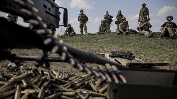 Украинские военнослужащие 3-го механизированного батальона тренируются на полигоне на востоке Украины в четверг, 27 марта 2025 года. - Sputnik Таджикистан