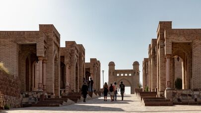 Туристы в Гиссарской крепости, Таджикистан