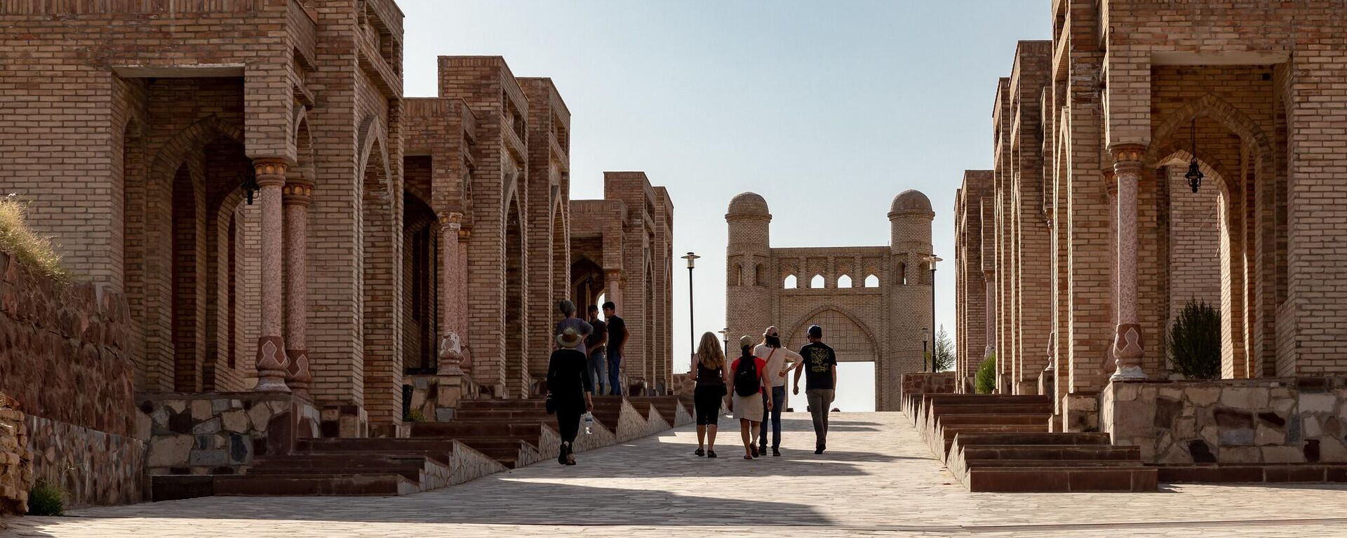 Туристы в Гиссарской крепости, Таджикистан  - Sputnik Тоҷикистон, 1920, 04.09.2025