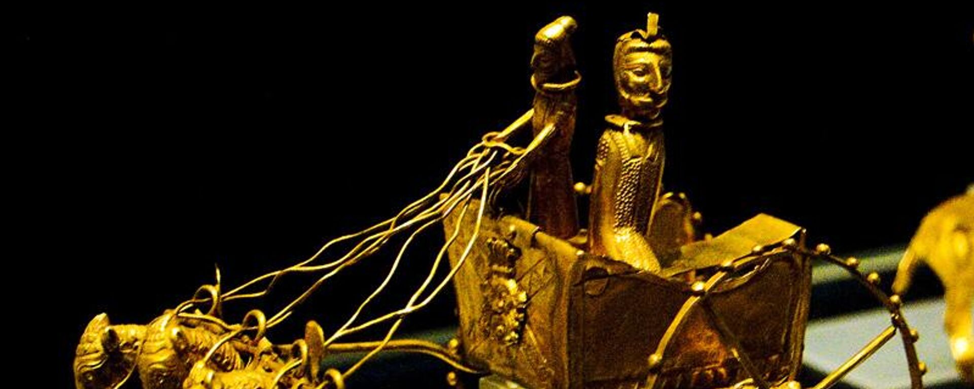Золотая модель колесницы из амударьинского клада  - Sputnik Таджикистан, 1920, 22.07.2025