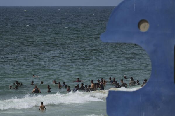 Фаластиниҳо дар ҷустуҷӯи кӯмак, ки аз ҳаво дар соҳили Завайдаи навори Ғазза, дар баҳри Миёназамин фуруд омадаанд Фаластиниҳо дар ҷустуҷӯи кӯмак, ки аз ҳаво дар соҳили Завайдаи навори Ғазза, дар баҳри Миёназамин фуруд омадаанд - Sputnik Тоҷикистон