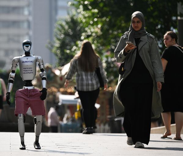 Қадамҳои аввалини робот дар кӯча. Дар маркази Маскав аввалин намоишгоҳ ва мағозаи робототехника ва зеҳни сунъӣ дар кишвар QUBOT кушода шуд. Ин як платформаи интерактивӣ аст, ки дар он шумо метавонед роботҳоро бубинед ва онҳоро дар амал санҷед. Қадамҳои аввалини робот дар кӯча. Дар маркази Маскав аввалин намоишгоҳ ва мағозаи робототехника ва зеҳни сунъӣ дар кишвар QUBOT кушода шуд. Ин як платформаи интерактивӣ аст, ки дар он шумо метавонед роботҳоро бубинед ва онҳоро дар амал санҷед. - Sputnik Тоҷикистон