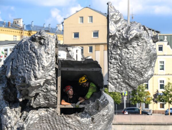 Тахриби мучассамаи Урс Фишер "Гили калони раками 4" дар сохили Болотная дар Маскав. Муҷассама бо асари дигари санъат иваз карда мешавад. "Гили калони No4", композитсияи 12-метраи аз алюминий рехташуда - нусхаи пораи гили, ки ҳайкалтарош бо дастонаш сохтааст, соли 2021 дар назди Маркази фарҳангии ГЭС-2 насб шудааст. Тахриби мучассамаи Урс Фишер "Гили калони раками 4" дар сохили Болотная дар Маскав. Муҷассама бо асари дигари санъат иваз карда мешавад. "Гили калони No4", композитсияи 12-метраи аз алюминий рехташуда - нусхаи пораи гили, ки ҳайкалтарош бо дастонаш сохтааст, соли 2021 дар назди Маркази фарҳангии ГЭС-2 насб шудааст. - Sputnik Тоҷикистон