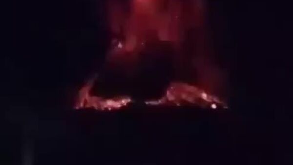 На острове Флорес на юге Индонезии произошло извержение вулкана Левотоби Лаки-лаки - Sputnik Таджикистан