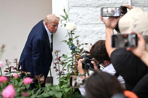 Президент США Дональд Трамп общается с прессой в Белом доме 29 июля 2025 года. - Sputnik Таджикистан