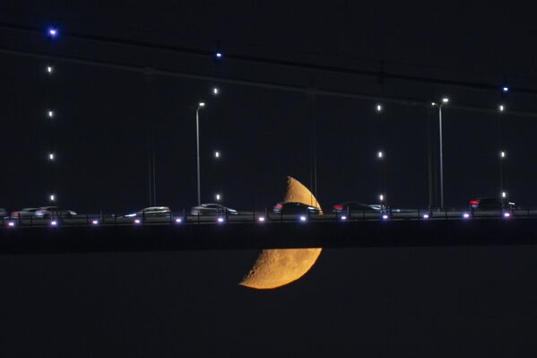 Вид на луну с моста Мучеников в Стамбуле. Фотография сделана 31 июля 2025 года. - Sputnik Таджикистан