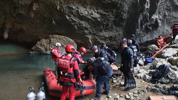 Китайский дайвер пять суток провел в подводной пещере, сообщает South China Morning Post - Sputnik Таджикистан