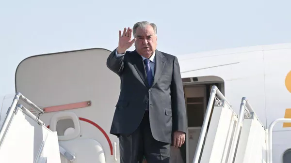 Эмомалӣ Раҳмон барои боздиди корӣ ба Туркманистон сафар кард - Sputnik Тоҷикистон