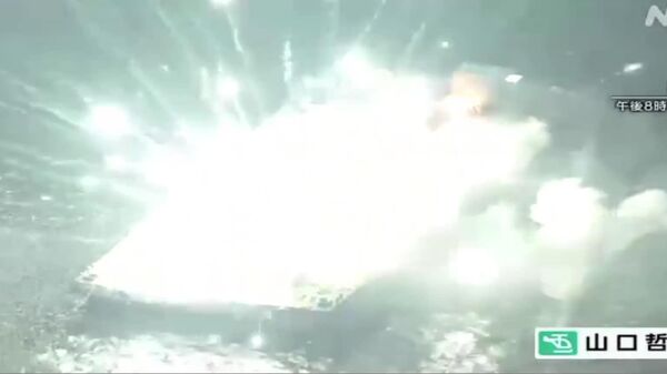 Баржа для запуска фейерверков загорелась в японской Йокогаме, передает NHK - Sputnik Таджикистан