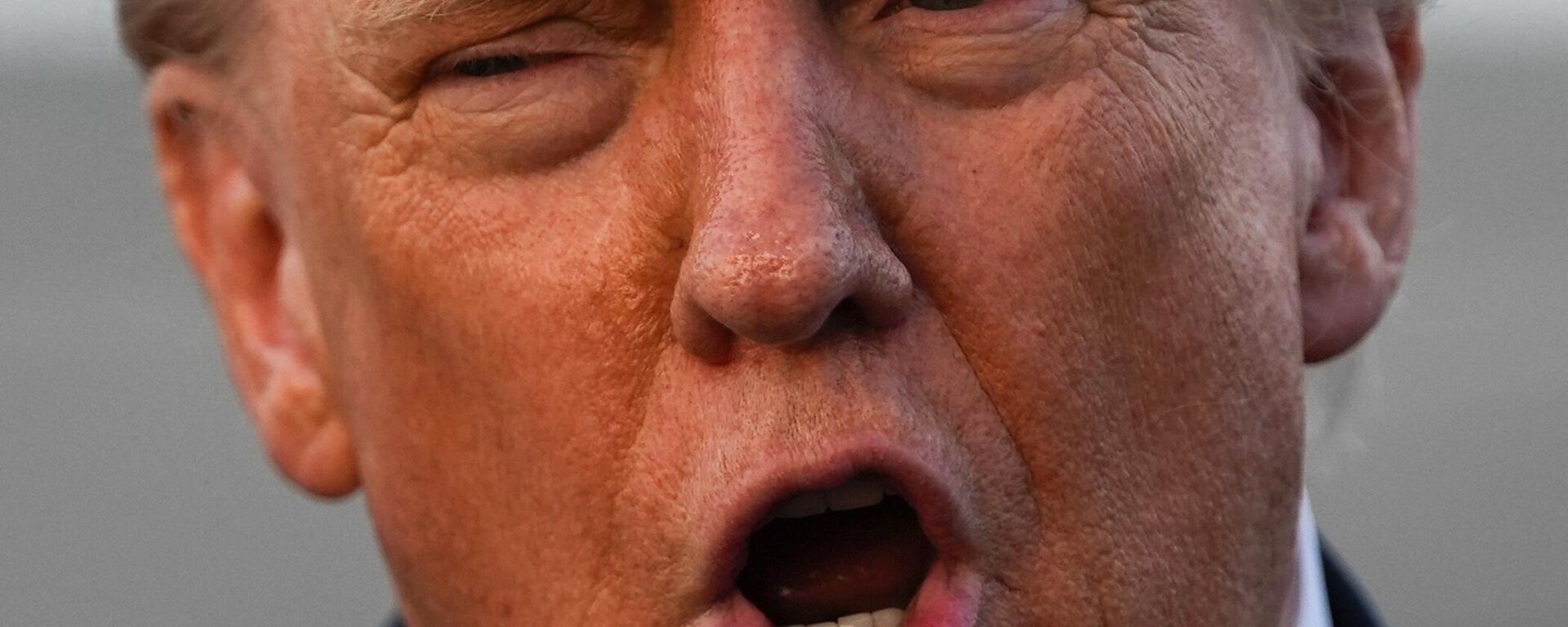 Президент США Дональд Трамп беседует с журналистами в международном аэропорту Лихай-Вэлли 3 августа 2025 года - Sputnik Таджикистан, 1920, 05.08.2025