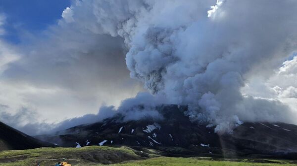 Вулкан Крашенинникова на Камчатке снова начал извергаться и выбрасывать пепел - Sputnik Таджикистан