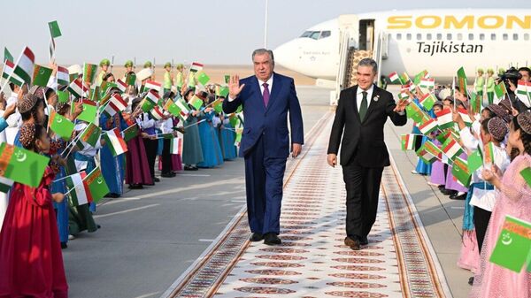 Эмомалӣ Раҳмонро дар фурудгоҳи Туркменбошӣ Қурбонгулӣ Бердимуҳаммадов ботантана пешвоз гирифт - Sputnik Тоҷикистон