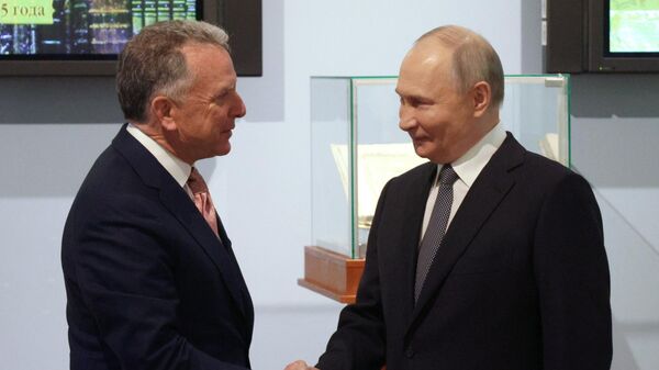 Президент РФ Владимир Путин и спецпосланник президента США по Ближнему Востоку Стивен Уиткофф. Архивное фото - Sputnik Таджикистан