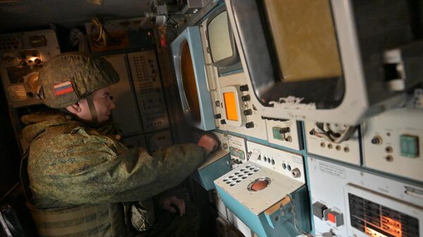 Военнослужащий ПВО Центрального военного округа ВС РФ на месте наводчика-оператора на Покровском направлении в ДНР - Sputnik Тоҷикистон