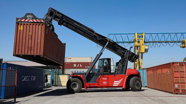 Грузовые контейнеры в железнодорожном терминале Ташкента  - Sputnik Тоҷикистон