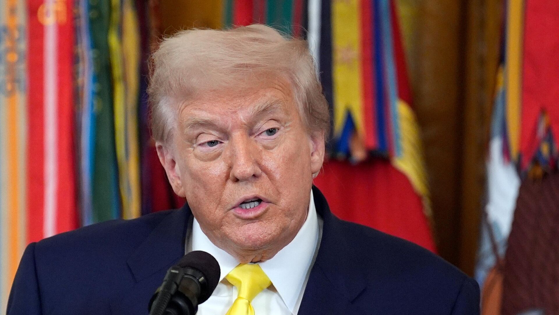 Президент США Дональд Трамп выступает в Восточной комнате Белого дома в Вашингтоне. - Sputnik Таджикистан, 1920, 24.08.2025