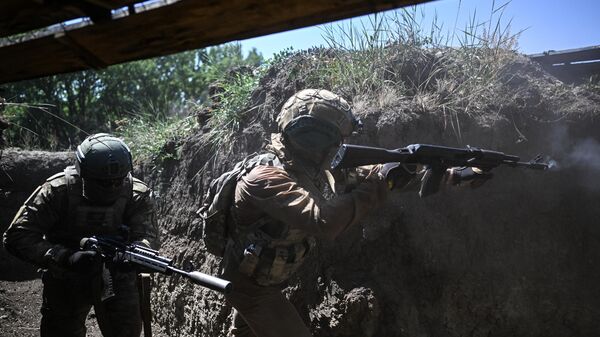 Отработка боевого слаживания военнослужащими 8-й разведывательной штурмовой бригады добровольческого корпуса Южной группировки войск в ЛНР - Sputnik Тоҷикистон