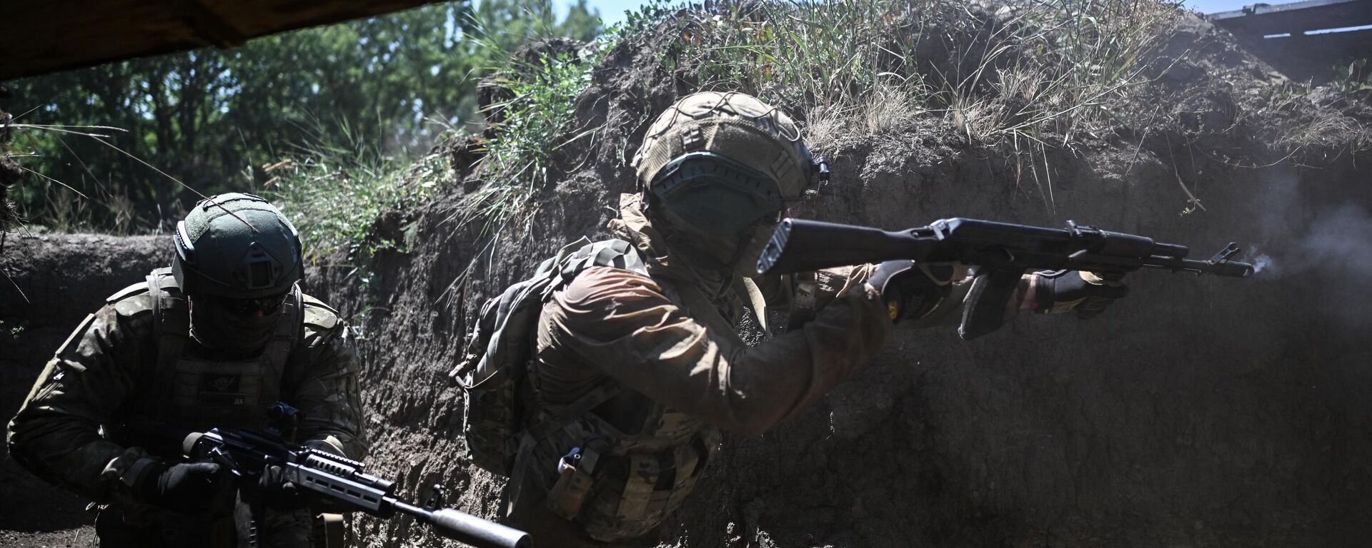 Отработка боевого слаживания военнослужащими 8-й разведывательной штурмовой бригады добровольческого корпуса Южной группировки войск в ЛНР - Sputnik Тоҷикистон, 1920, 18.10.2025