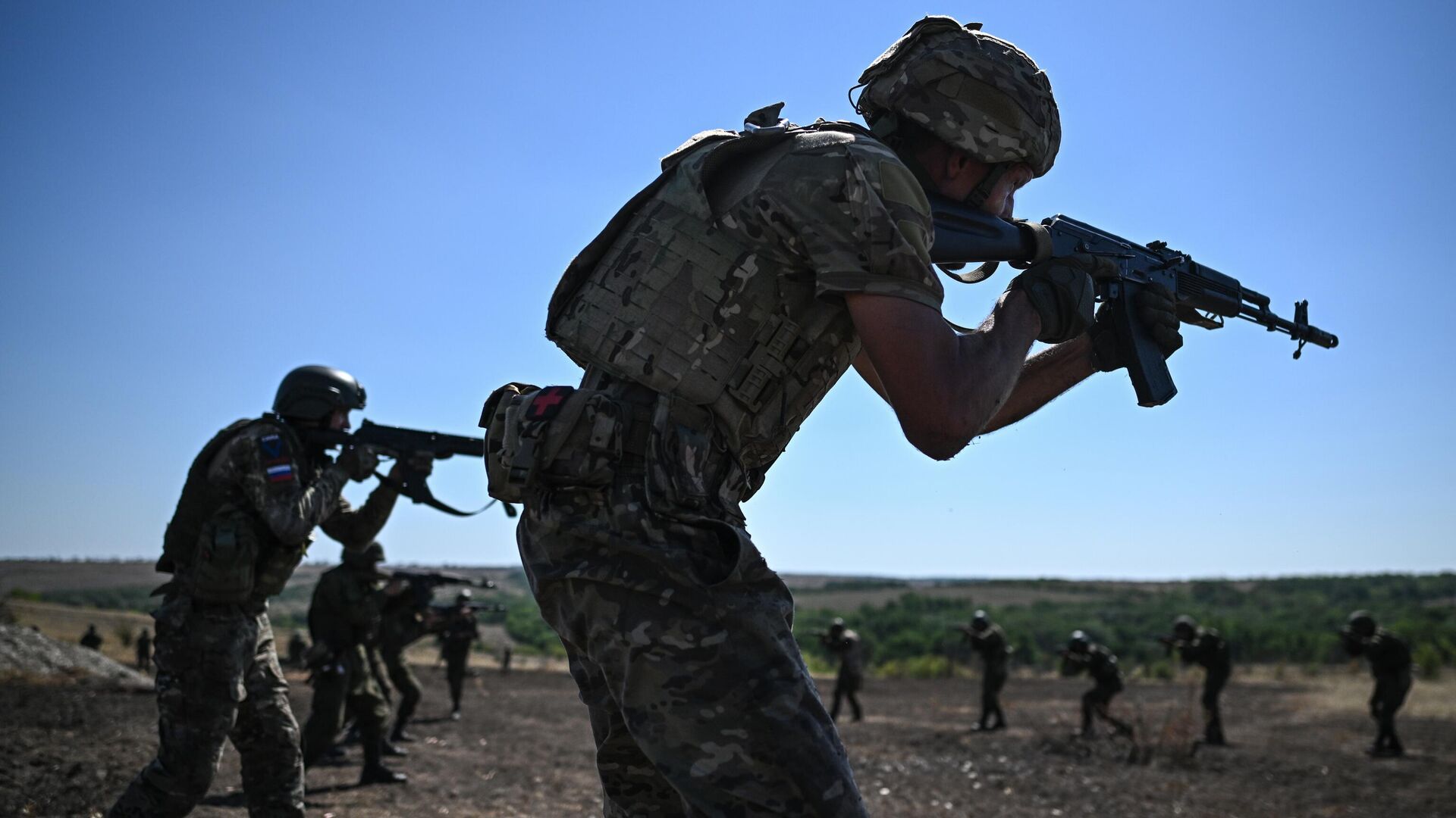 Отработка боевого слаживания военнослужащими 8-й разведывательной штурмовой бригады добровольческого корпуса. Архивное фото - Sputnik Тоҷикистон, 1920, 23.09.2025