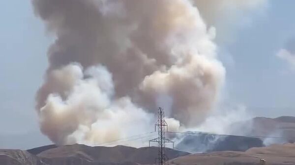 В Кыргызстане в селе Орок произошел пожар на кладбище, там загорелась сухая трава - Sputnik Таджикистан