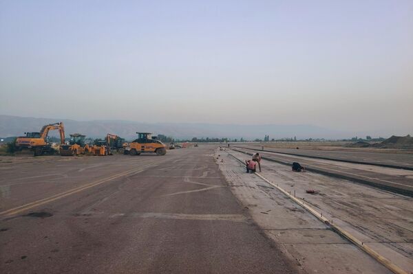 Корҳои сохтмонӣ дар фурудгоҳи Душанбе - Sputnik Тоҷикистон