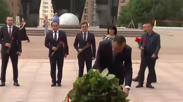 Давлатшоҳ Гулмаҳмадзода назди Оташи абадӣ дар Хабаровск гул гузошт - Sputnik Тоҷикистон