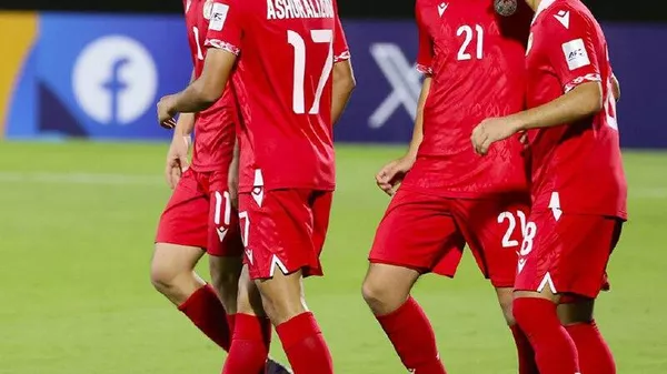 Дастаи мунтахаби наврасони Тоҷикистон (U-17) нахустин бозӣ дар Ҷоми Истиқлолияти Индонезия-2025 бо тими мизбонро бо ҳисоби 2:2 анҷом дод - Sputnik Тоҷикистон