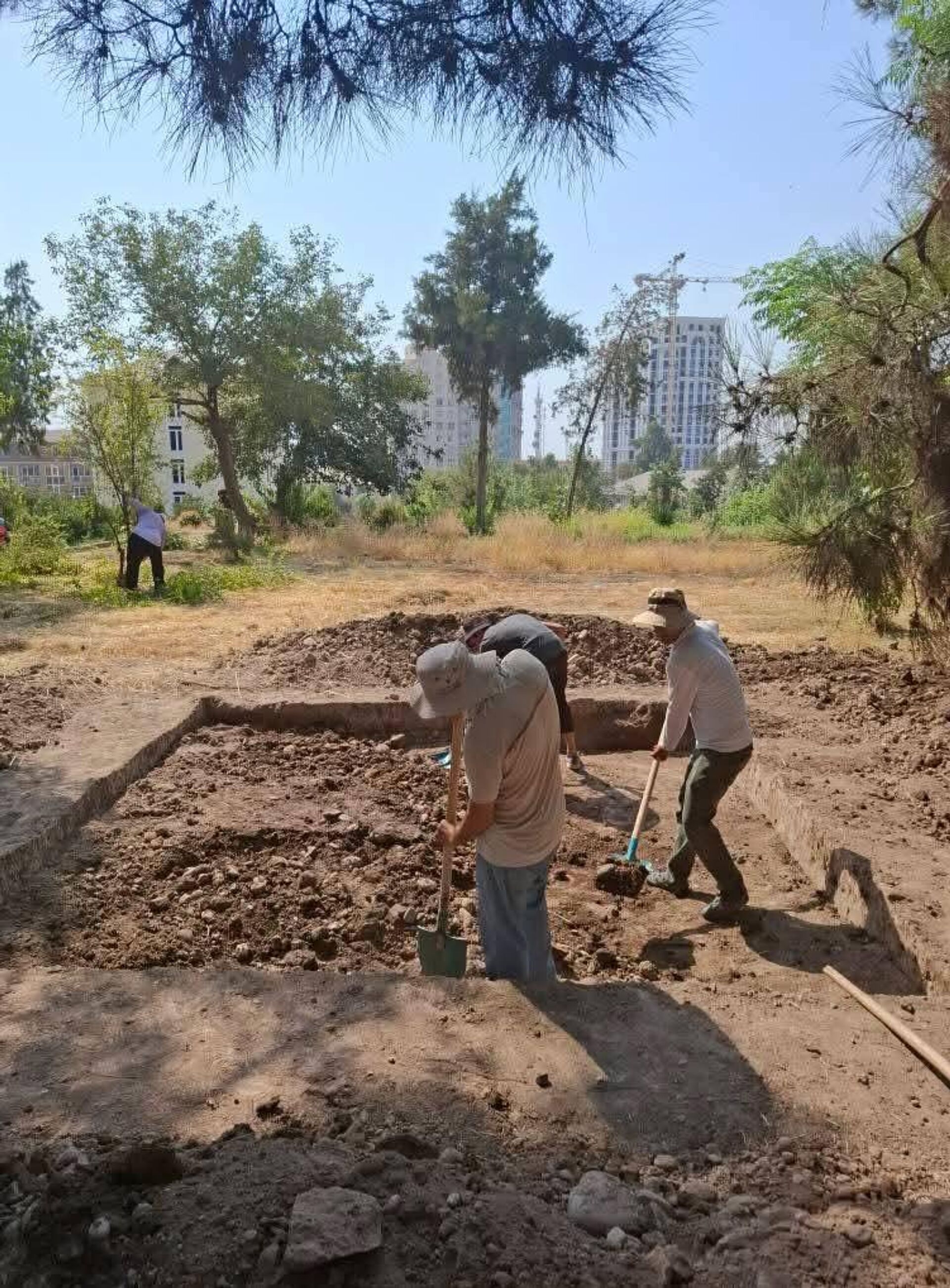 Раскопки в Бохтаре рядом с музеем Бибихонум - Sputnik Тоҷикистон, 1920, 13.08.2025