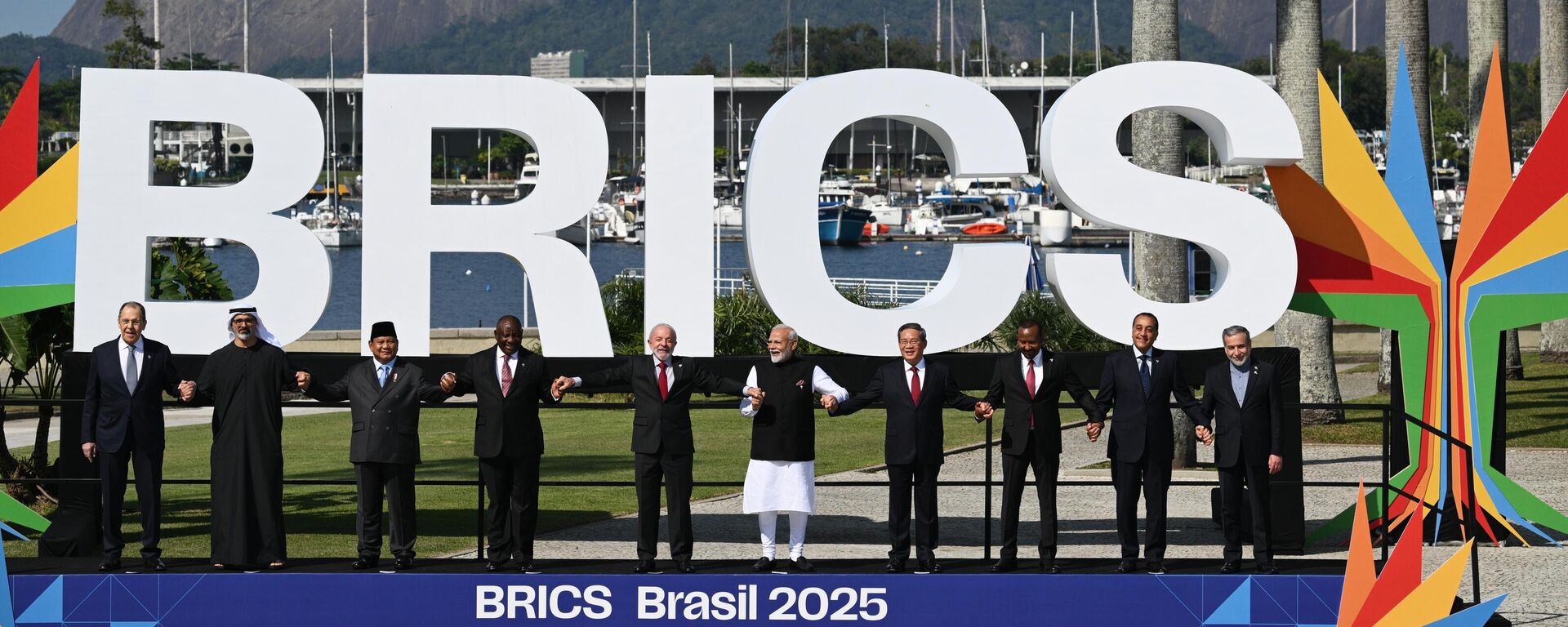 Во время общего фотографирования участников XVII саммита БРИКС под председательством Бразилии в Рио-де-Жанейро - Sputnik Таджикистан, 1920, 14.08.2025