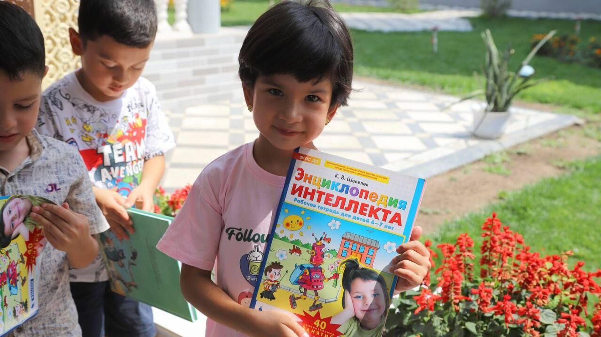 Русский дом передал в детский сад Душанбе большой комплект литературы - Sputnik Тоҷикистон, 1920, 14.08.2025