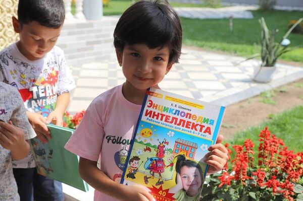 Русский дом передал в детский сад Душанбе большой комплект литературы - Sputnik Таджикистан