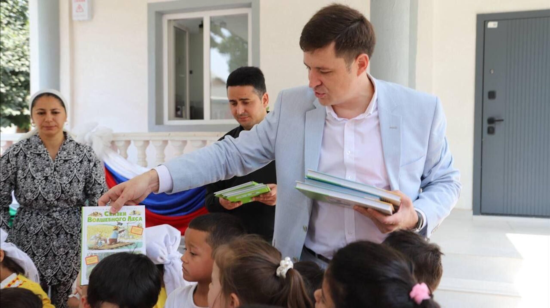 Русский дом передал в детский сад Душанбе большой комплект литературы - Sputnik Тоҷикистон, 1920, 14.08.2025